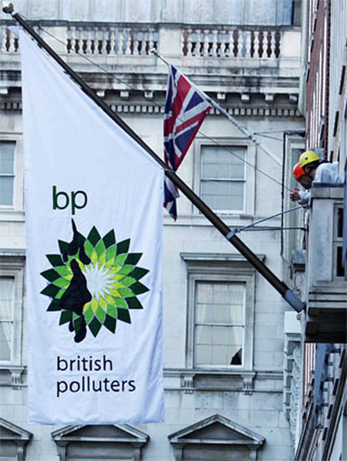 Das "Wall Street Journal" urteilt: "Was BP bislang pro Tag an erneuerbaren Energien erzeugt, ist weniger als ein Zehntel eines Prozents seiner Öl- und Gasproduktion." Zwei Beispiele zeigen, dass sich das wohl gepflegte Öko-Image bei genauerer Betrachtung vor allem als inhaltsleeres PR-Mittel entpuppt.