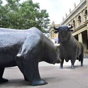 Bulle und Baer vor der Frankfurter Wertpapierboerse Der Begriff Bullenmarkt oder Hausse steht an der