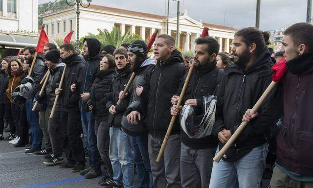 In Griechenland sorgt die Besetzung von Schulgebäuden im Zuge des Namensstreits mit Mazedonien für politische Diskussionen. 