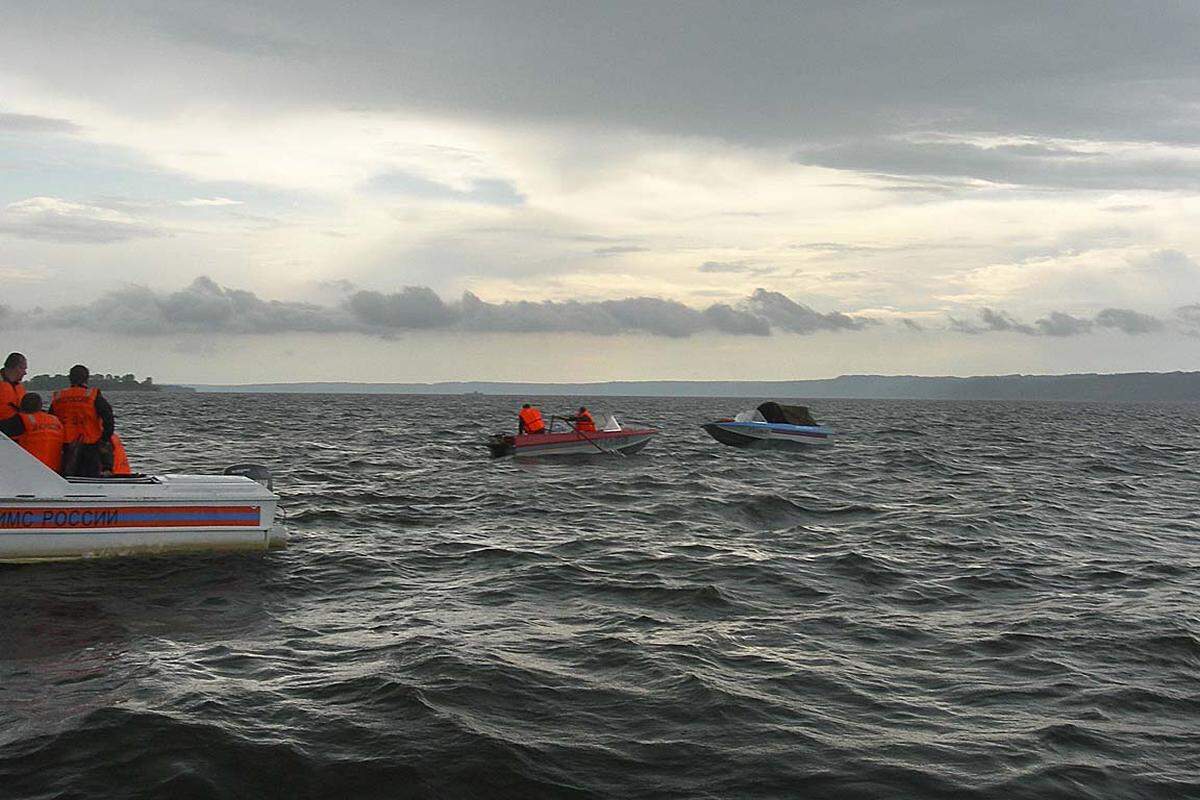 Taucher haben das Wrack in etwa 20 Meter Tiefe geortet und bergen nach und nach immer mehr Leichen.