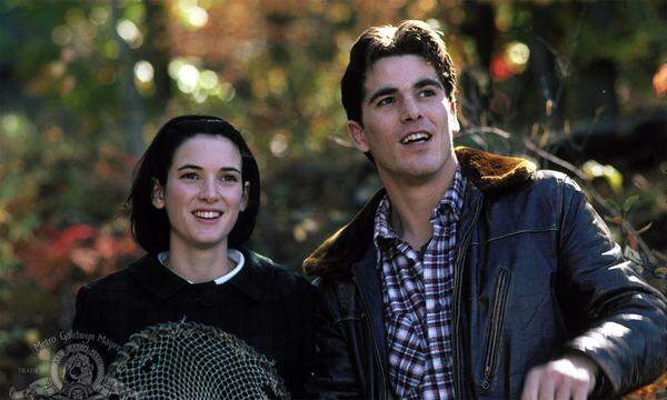 Michael Schoeffling ist bekannt aus Filmen wie "Meerjungfrauen küssen besser" (1990), wo er an der Seite von Cher und Winona Ryder (l.) spielte. Doch der Schauspieler verließ das Show-Business bereits in den frühen 90er Jahren. Laut "Washington Post" arbeitet er heute in dem kleinen Ort in Pennsylvania als Tischler.