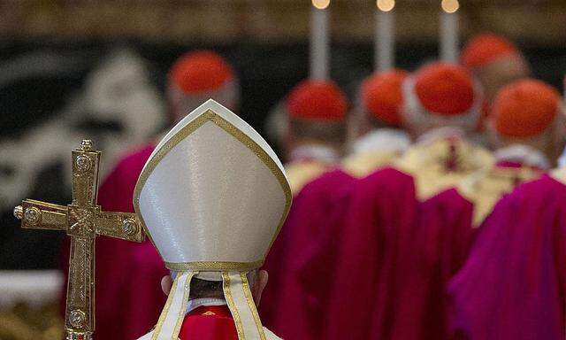 Papst Franziskus im Kreise von Kardinälen. Nicht alle sind ihm wohlgesonnen