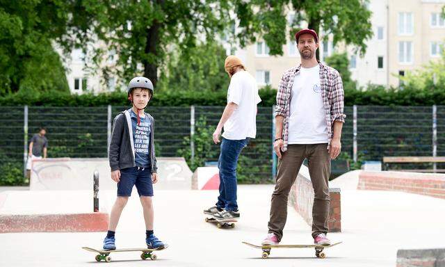 Uwe Ballon skatet mit seinem neunjährigen Sohn im Skatepark in Währing. Ballon ist Skateboardlehrer und gibt regelmäßig Unterricht.