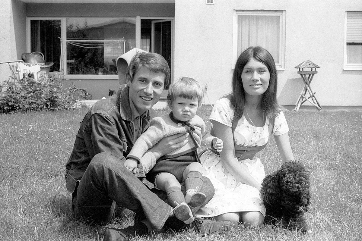 In erster Ehe war der Sänger von 1963 bis 1989 mit dem ehemaligen Fotomodell Panja verheiratet. Aus dieser Verbindung stammen die erwachsenen Kinder Jenny und Jonny. "Ich war keiner meiner Frauen treu. Das ist eine Schuld, mit der ich leben muss", gestand er einmal.