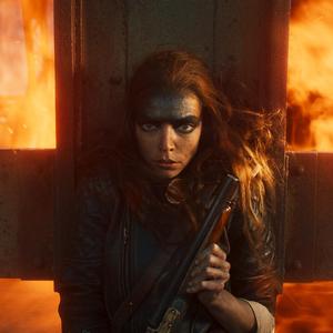 Anya Taylor-Joy brettert im neuen „Mad Max“-Film als Kämpferin Furiosa durch eine Welt voller flammender Menetekel.