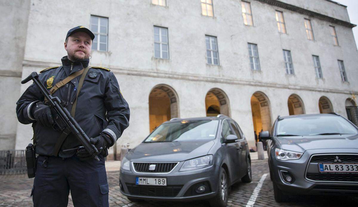 Ein Polizei sichert die Polizeidirektion in Kopenhagen.