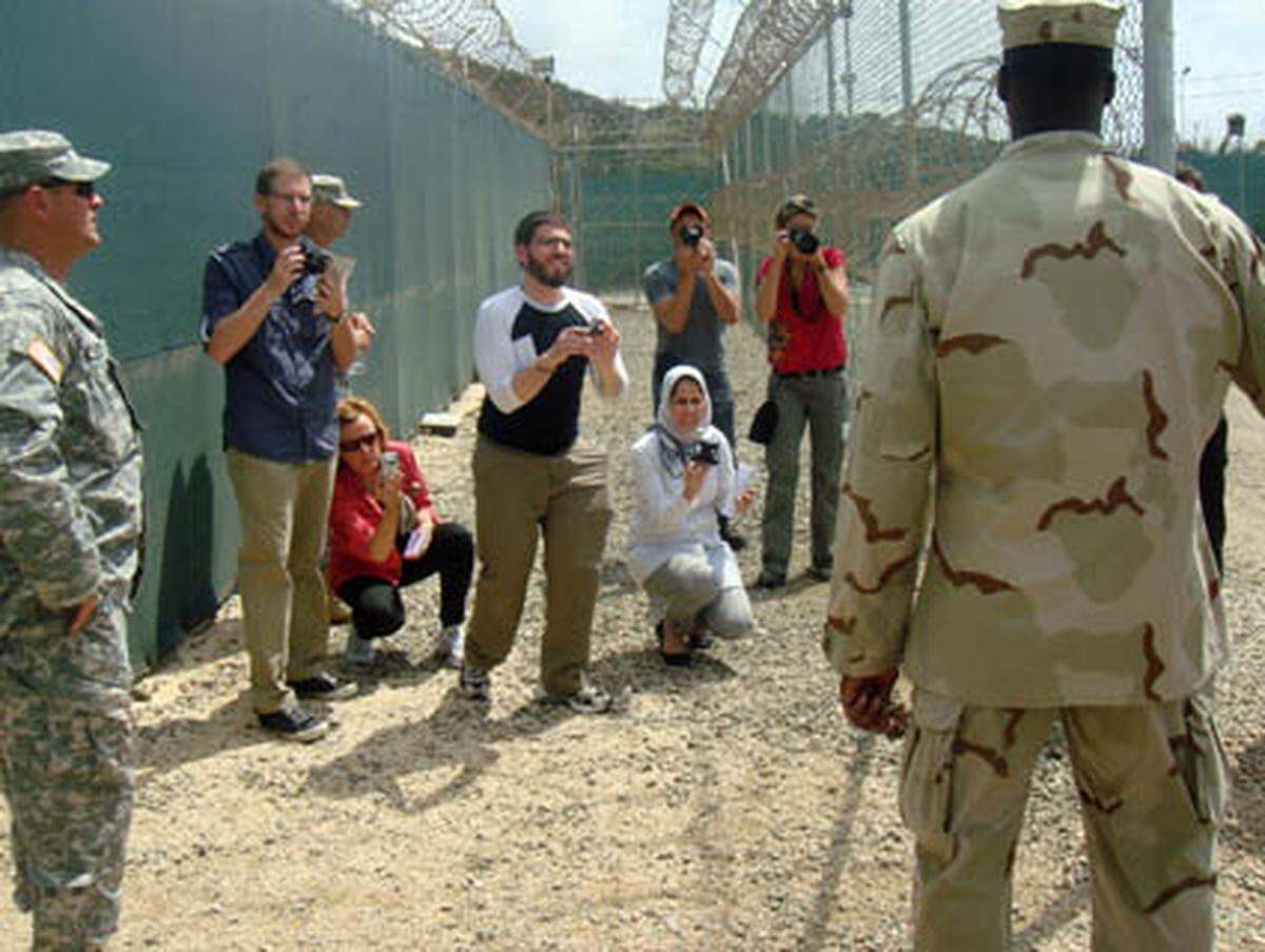 Journalisten aus aller Welt sind nach Guantánamo gereist, hier beim Fototermin mit einem Oberstleutnant. Viele Soldaten wollen nur von hinten fotografiert beziehungsweise vom Hals abwärts fotografiert werden.