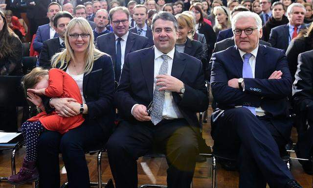 Sigmar Gabriel (Mitte), mit Gattin Anke und Tocher Marie, übernimmt vom baldigen Bundespräsidenten Frank-Walter Steinmeier (li.) 