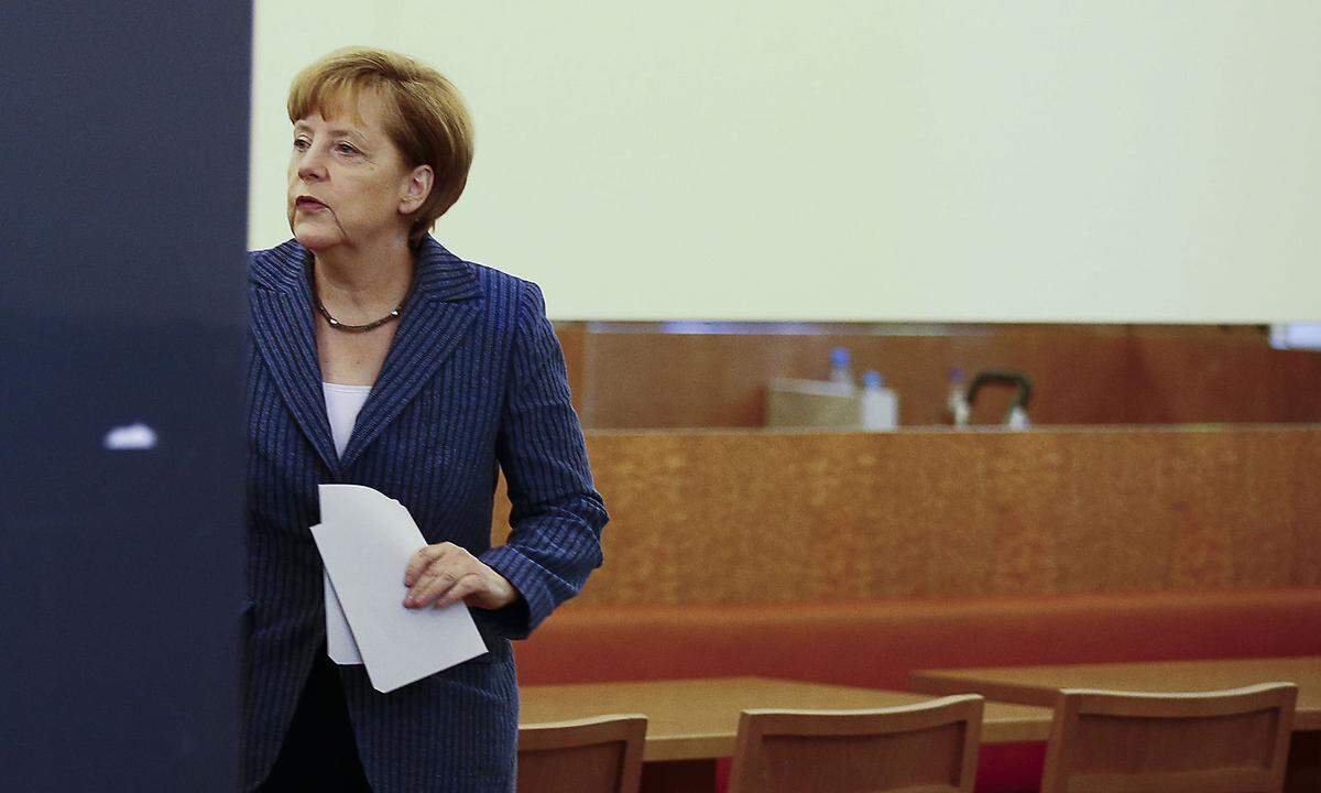 25. Mai 2014: Die Alternative für Deutschland (AfD) wird erstmals in das EU-Parlament gewählt. Merkels Union bekommt von nun an dauerhafte Konkurrenz von Rechtsaußen. Die Rechtspopulisten sind mittlerweile auch im Bundestag und in allen 16 Landtagen vertreten. Im Bild: Angela Merkel bei der Stimmabgabe in ihrem Wahllokal in Berlin.
