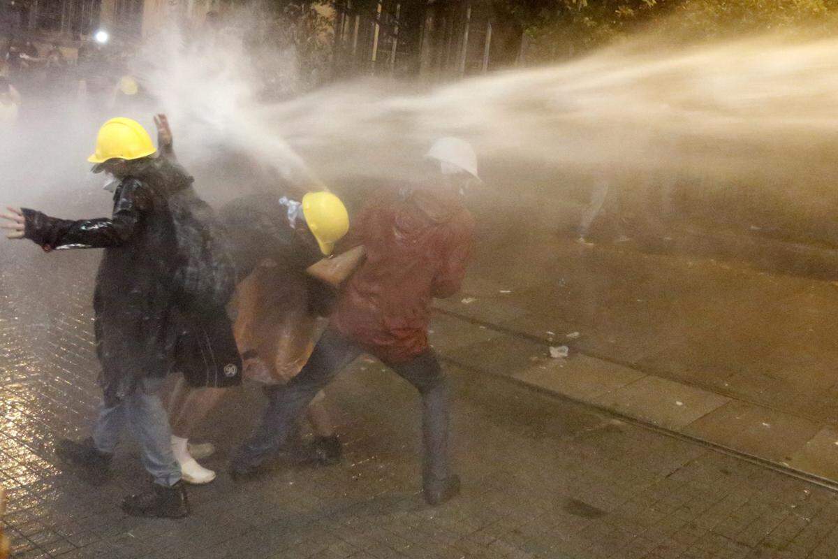 Wegen des harten Vorgehens der Polizei gegen die Kundgebungen wurde Erdogan bereits von zahlreichen westlichen Partnern kritisiert. Laut dem türkischen Ärztebund wurden bei Zusammenstößen zwischen Polizei und Demonstranten seit Ende Mai vier Menschen getötet und fast 7500 weitere verletzt.