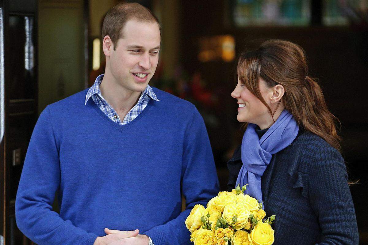 Prinz Williams Frau, Herzogin Kate, brachte am Montag Nachmittag um 16.24 Uhr einen Buben mit etwas mehr als 3,8 Kilogramm zur Welt. Der Name des Kindes ist noch nicht bekannt. Es wird sich in der Thronfolge auf Platz drei, nach seinem Großvater Prinz Charles und seinem Vater William, einreihen.