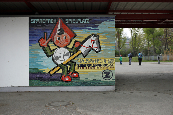 Sehr beliebt sind auch die Spielplätze im Donaupark. Der Sponsor hat allerdings schon ausgedient: Die Zentralsparkasse ist seit 1991 in der Bank Austria, der Sparefroh seit 2006 im Dienste der Erste Bank unterwegs.