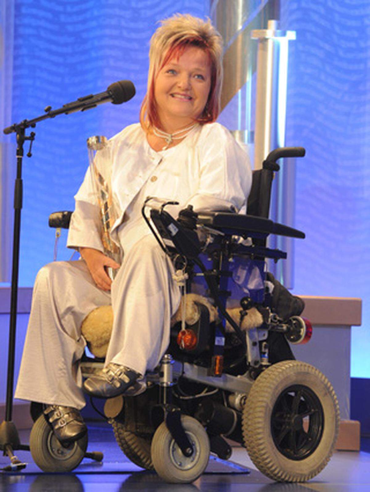 Auch die Ehrung für Humanitäres Engagement ging an diesem Abend an eine Dame. Die Tirolerin Marianne Hengl, die selbst im Rollstuhl sitzt und vor fast 20 Jahren den Verein RollOn gegründet hat, durfte sich aus zwei Gründen freuen.