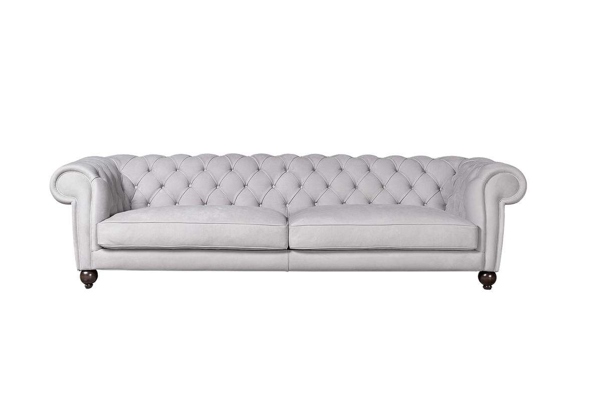 Das „Diana Chester“-Lounge-Sofa in optimistischer Pearl-Optik. Ein Neuzugang im lässig-eleganten Portfolio.