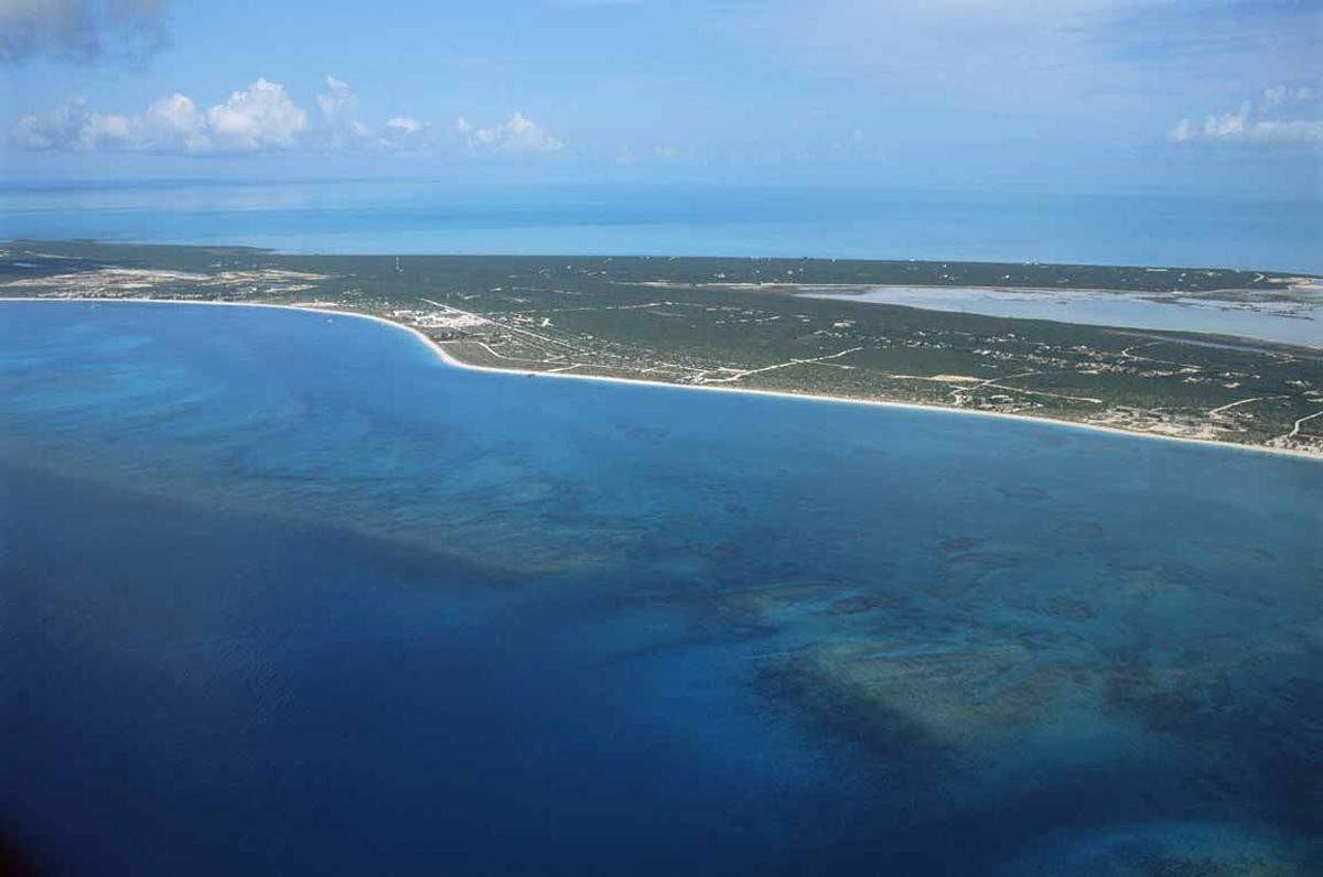 Sand so fein wie Zucker und unglaublich klares Wasser in hunderten Blau- und Grüntönen verspricht dieser Karibikstrand.