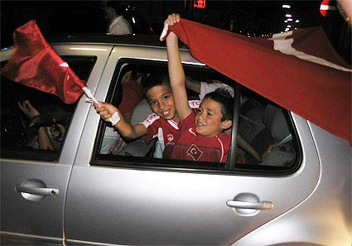 Auf der Ottakringer Straße: Der türkische Autokorso bewegt sich mit lautem Hupen und Freudengeschrei.
