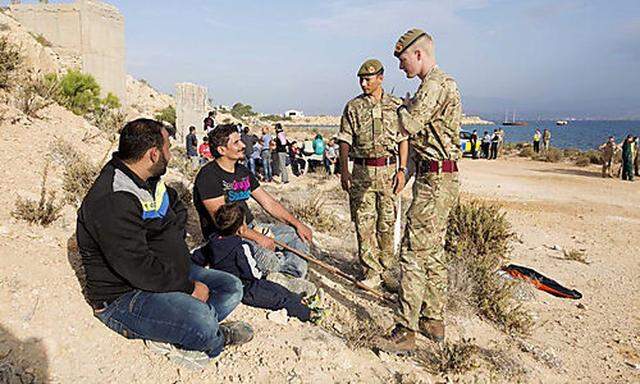 Britische Soldaten und Flüchtlinge am Strand von RAF Akrotiri