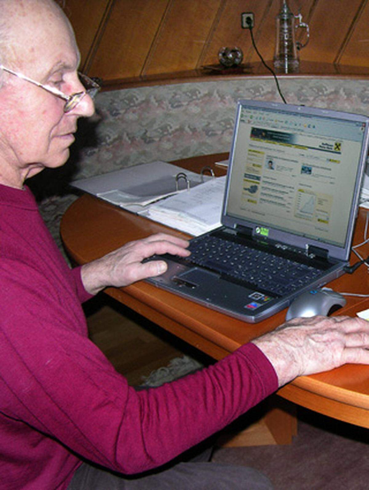 Bereits 44 Prozent der Österreicher zwischen 60 und 69 Jahren nutzen das Internet - Tendenz steigend. Daher haben findige Unternehmen bereits eigene Produkte und Programme für Senioren entwickelt. Aber nicht nur hinsichtlich Computernutzung haben Senioren Bedarf an speziellen Produkten. Hier ein Überblick.