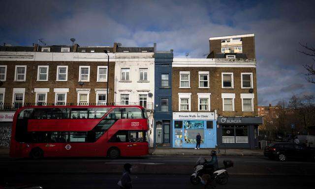 Mit dunkelblauer Fassade: das schmalste Haus Londons.