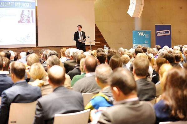 Wie schon der erste Teil der Veranstaltung fand auch Teil zwei im neuen Universitätsgebäude der Wirtschaftsuniversität Wien statt. Zahlreiche interessierte Presse-Leser ud Studenten sind gekommen, um mit WU-Professor Franke und KTM-Chef Pierer zu diskutieren.
