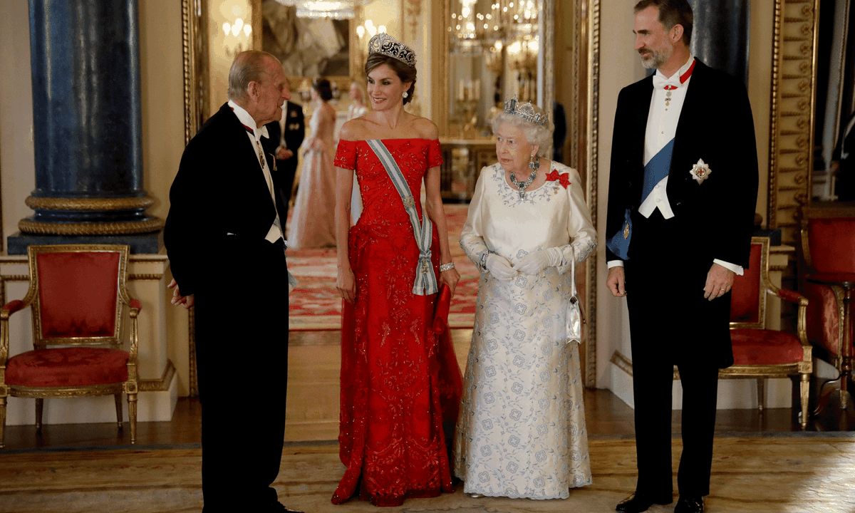 Mit einer roten Bardot-Robe ihres Lieblingsdesigners Felipe Varela glänzte die spanische Königin am 12. Juli bei ihrem ersten Staatsbankett im Londoner Buckingham Palace.