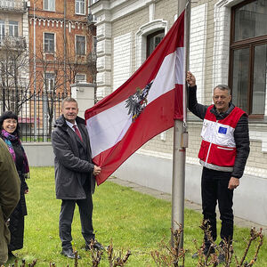 Das Team der österreichischen Botschaft ist in die ukrainische Hauptstadt Kiew zurückgekehrt, wie dieses vom Außenministerium veröffentlichte Bild zeigt.