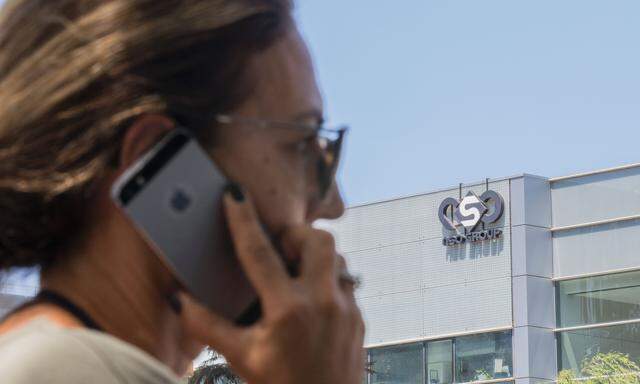 Eine Frau telefoniert nahe dem NSO- Hauptquartier im israelischen Herzliya. 