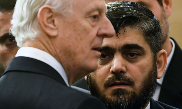 Der UN-Sondergesandte Staffan de Mistura mit einem Rebellenführer.