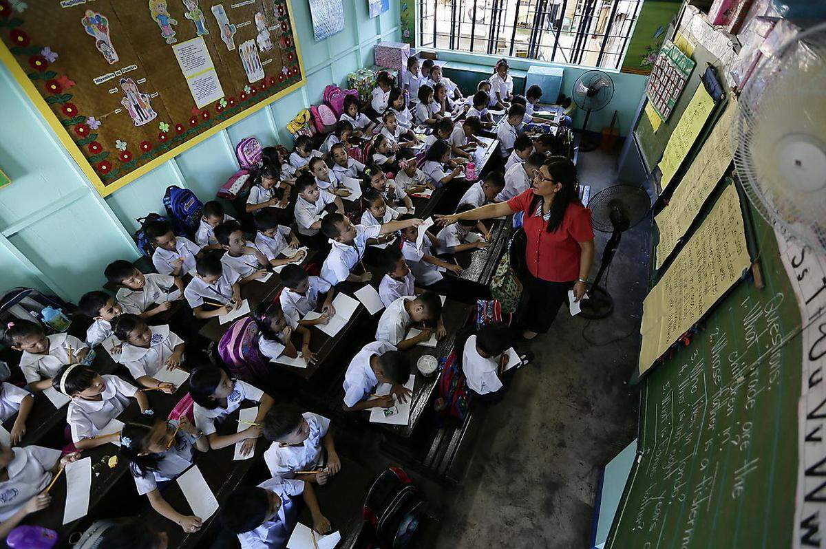 Angesichts dieses überfüllten Klassenzimmers auch kein Wunder. Mehr als 50 Kinder werden in diesen kleinen Raum in Manila gezwängt.