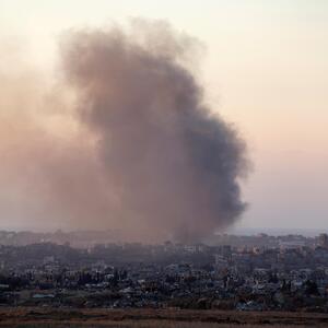 Eine Rauchwolke über dem Gaza-Streifen, am Montag.