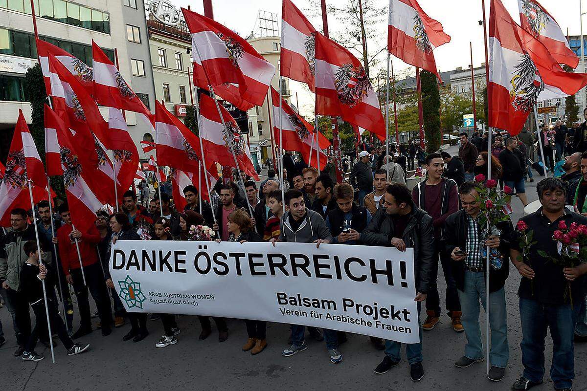 Die lautstarke Botschaft der laut Polizeiangaben anfänglich rund 100 Demonstranten lautete dementsprechend: "Danke, Österreich!"