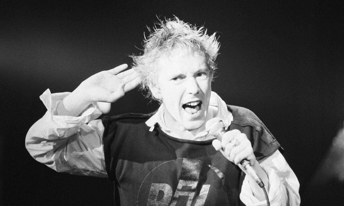 Westwood kreierte die ersten Outfits für Johnny Rotten (im Bild) und Co. mit Sicherheitsnadeln, Netzhemden und Nietenarmbändern - und erschuf damit den ikonischen Punk-Look.