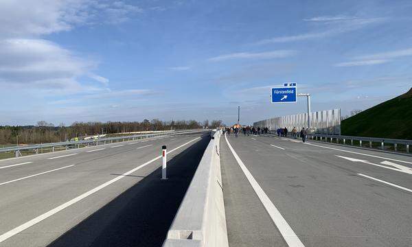 Nach rund zwei Jahrzehnten an Planungen, Protesten, Verzögerungen  ist am Freitag die Verkehrsfreigabe für den Westabschnitt der Fürstenfelder Schnellstraße (S7) erfolgt.