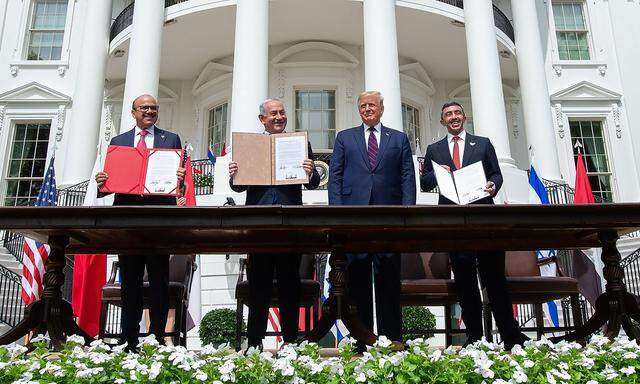 Ein hochkarätiges Quartett unterzeichnete in Washington das Abkommen: Bahrains Außenminister Abdullatif al-Zayani, Israels Premierminister Benjamin Netanyahu, US-Präsident Donald Trump und der Außenminister der Vereinigten Arabischen Emirate, Abdullah bin Zayed Al-Nahyan.