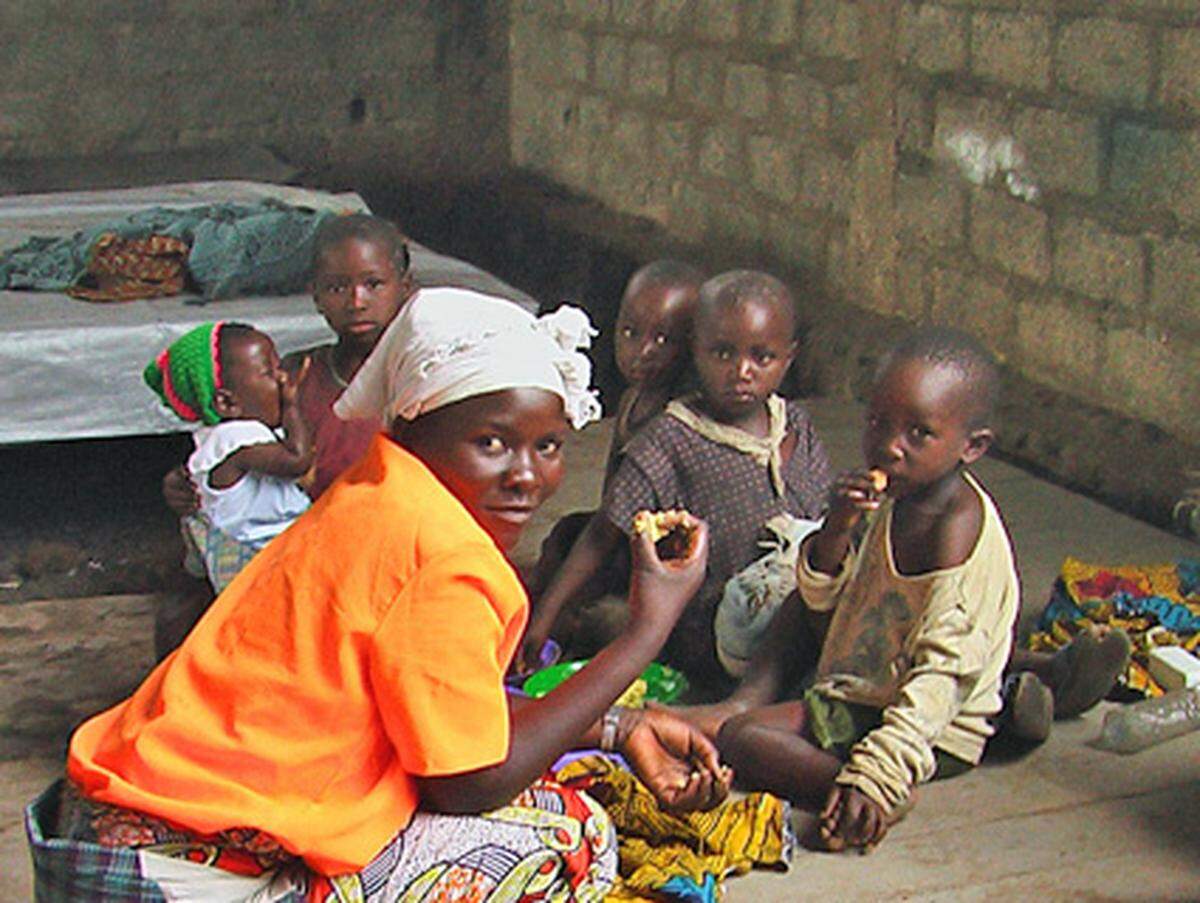 An einem trüben, regnerischen Sonntagnachmittag zeigte man mir ein Flüchtlingslager mitten in Goma. Etwa 1500 Menschen lebten hier auf engstem Raum, durch die Wellblechdecken tropfte das Wasser herab. Kranke Kinder lagen hier auf dem kalten Betonboden, krankten an Mangelernährung, Durchfall, Grippe, Meningitis oder Malaria.