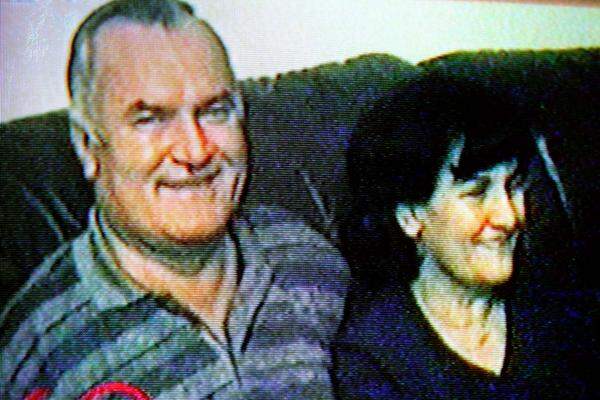 Bis zum Jahr 2001 hielt er sich unbehelligt in Belgrad auf. Seither war er auf der Flucht. Im Bild mit seiner Frau Bosaq Mladić, die ihm immer wieder Unterschlupf gewährt und geholfen haben soll. Offiziell wollte sie ihren Gatten immer wieder für tot erklären lassen.