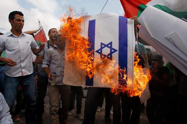 Islamisten riefen einen "Tag des Zorns" aus, im Gaza-Streifen und im Westjordanland brannten israelische Flaggen ...