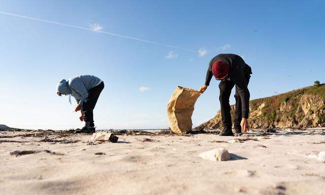 Bei einer "Strandputzaktion" wird Müll aufgesammelt, der an Land gespült wurde - oder den Menschen zurückgelassen haben.