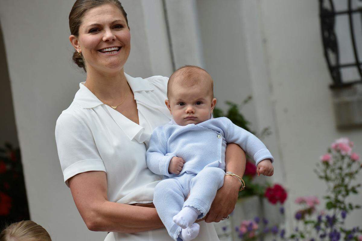 Mit Prinz Oscar hat die schwedische Königsfamilie im März Nachwuchs bekommen - und einen neuen Anwärter auf den Thron in dem skandinavischen Land. In der Thronfolge steht der Prinz ziemlich weit vorne. Nach seiner Mutter, Kronprinzessin Victoria (38), die aller Voraussicht nach die nächste schwedische Königin werden wird, und seiner älteren Schwester Estelle (4) belegt Oscar den dritten Platz.