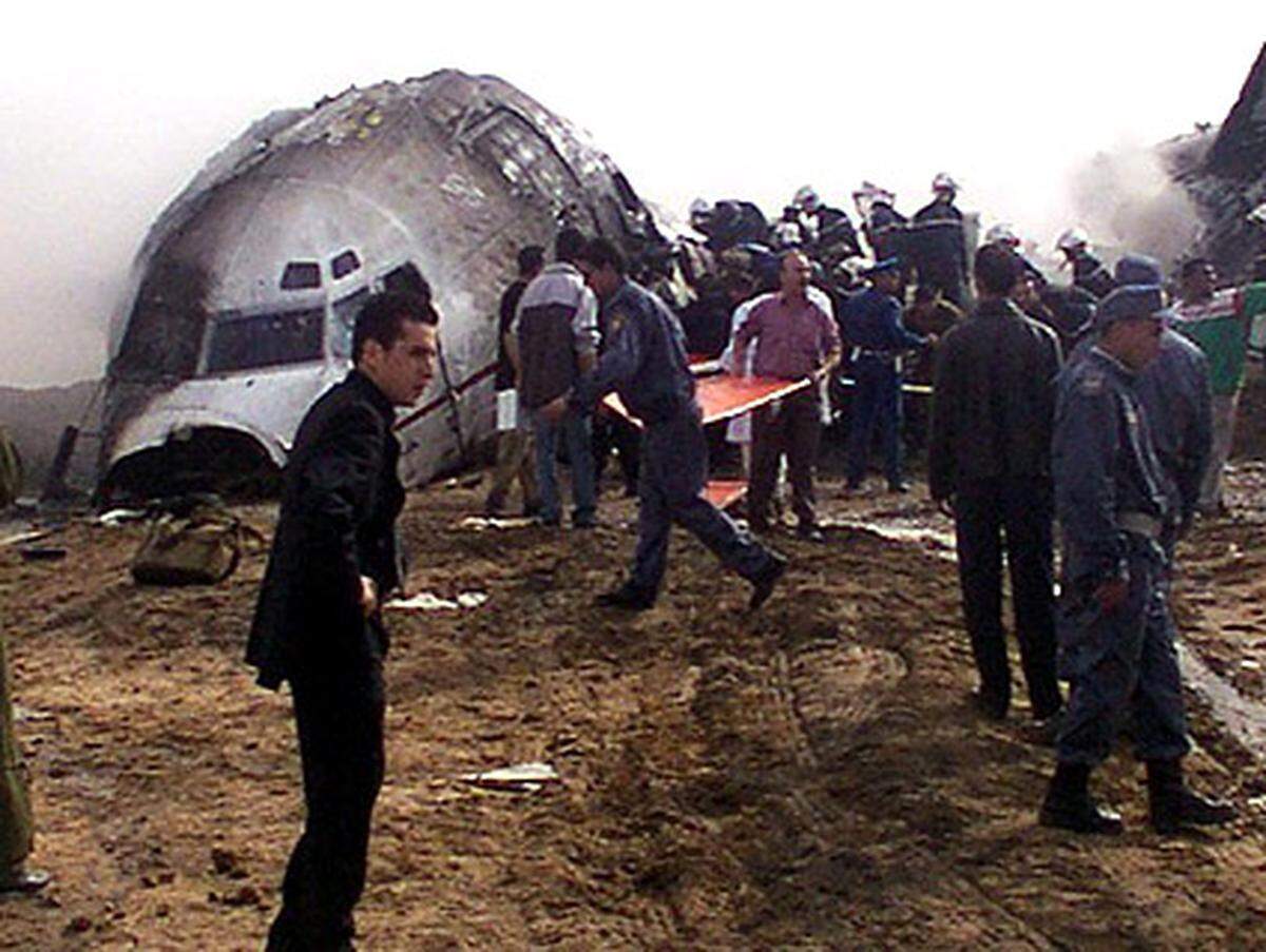 Eine Boeing 737-200 aus Algerien stürzt kurz nach dem Start in Tamanrasset ab. 103 Insassen kommen ums Leben.