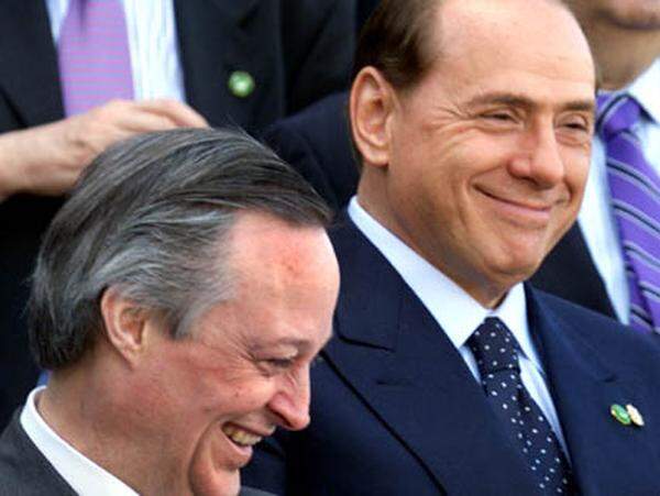 Bei einem Treffen der EU-Außenminister im Jahr 2002 kann er sich nicht verkneifen, bei einem Gruppenfoto hinter dem Kopf seines spanischen Kollegen Josep Pique zwei Finger hervorluken zu lassen - was in Italien so viel heißt wie "gehörnter Ehemann" ("cornuto").