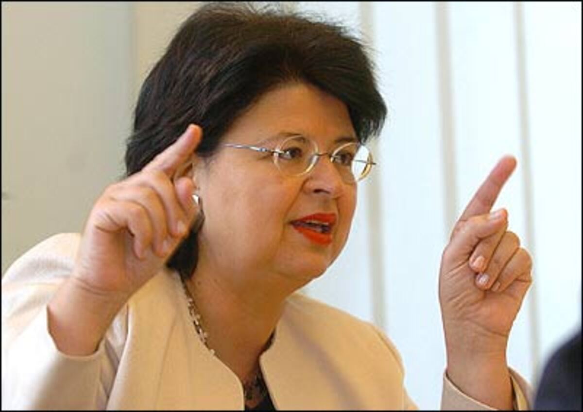 In Frage für das Gesundheitsressort kommt auch Renate Brauner. Die Gesundheits- und Sozialstadträtin - immer wieder auch als mögliche Nachfolgerin von Bürgermeister Michael Häupl gehandelt - hatte bereits am Wahlabend dezidiert ausgeschlossen, in die Bundespolitik zu wechseln: "Ich bin mit Leib und Seele Kommunalpolitikerin." Dies gelte auch nach dem Wahltag und auch dann, wenn die Partei rufen sollte.