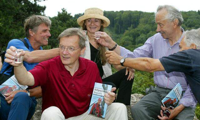 Wolfgang Schüssel als Bundeskanzler, hier im Jahre 2002. Der 24. November dieses Jahres sollte zum Triumph für ihn werden.