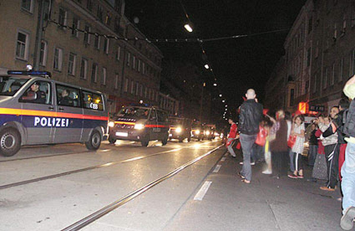 Die Polizei war bald mit vielen Mannschaftswägen im Einsatz, um ein Verkehrschaos zu verhindern.