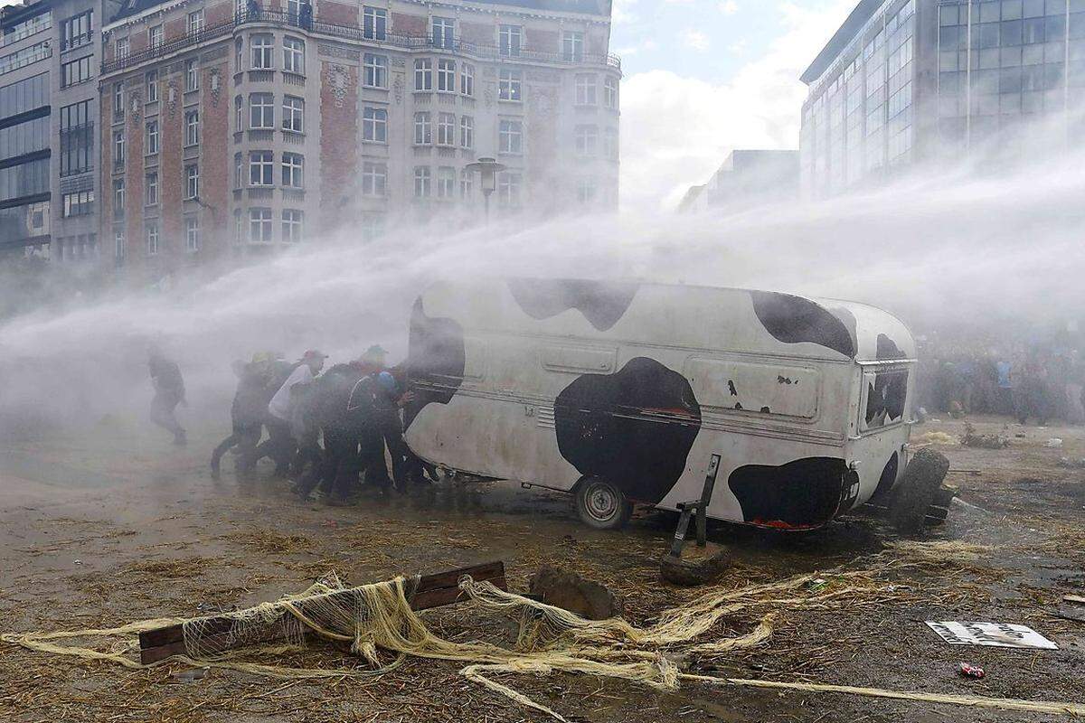 Die Polizei setzte Wasserwerfer ein, um den Durchbruch von Landwirten durch die Absperrungen zu verhindern.