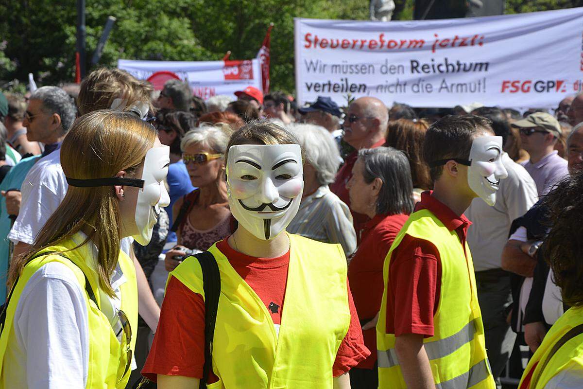 Einige der jüngeren Gewerkschafter traten mit Guy-Fawkes-Masken auf, die man auch von den Demonstrationen gegen das Antiproduktpiraterieabkommen ACTA kennt. Die dominante Forderung des roten Volkes am diesjährigen Maiaufmarsch: Mehr Geld für Ausbildung, Steuern für Reiche und eine gerechte Verteilung von Wohlstand im reichen Österreich.