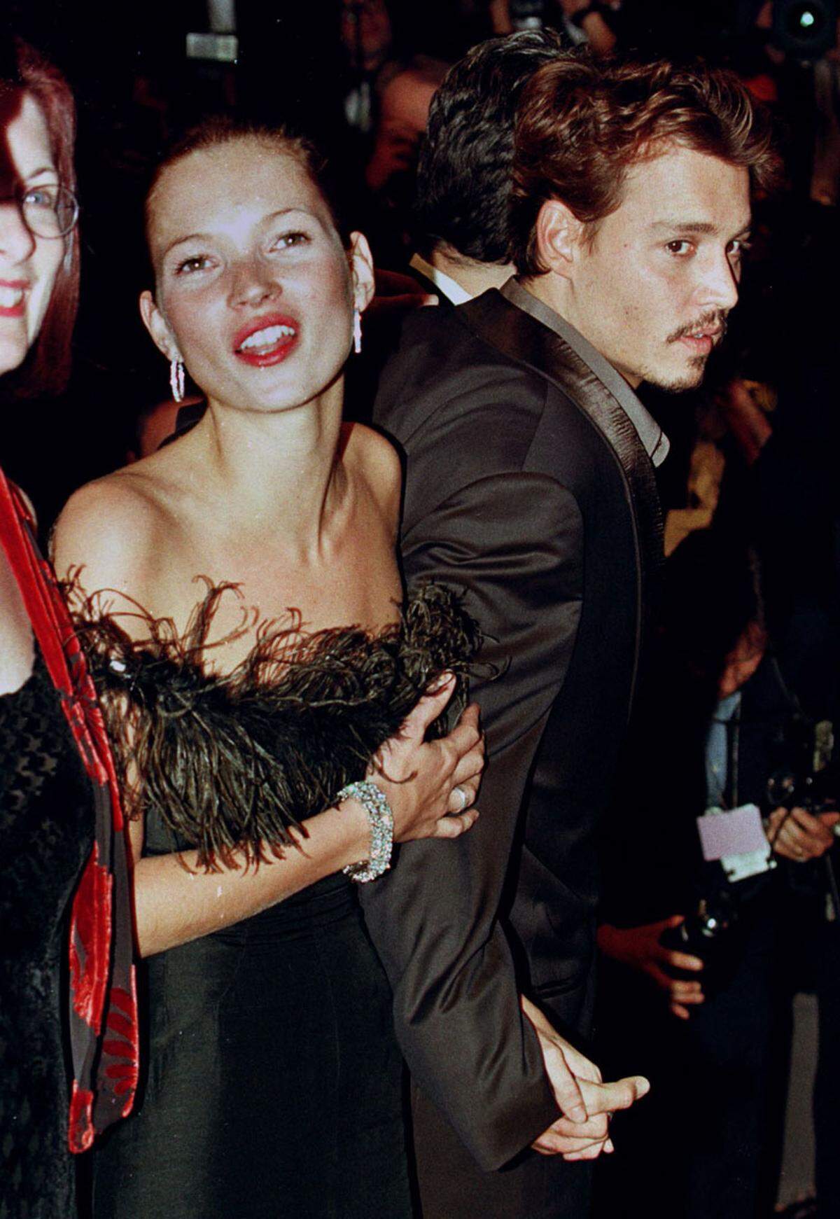 1994 wurden Kate Moss und Schauspieler Johnny Depp ein Paar, 1998 trennten sie sich wieder. Ebenfalls liiert war sie mit dem berühmten Modefotografen Mario Sorrenti, weiters wird ihr eine Affäre mit James Bond Darsteller Daniel Craig nachgesagt.