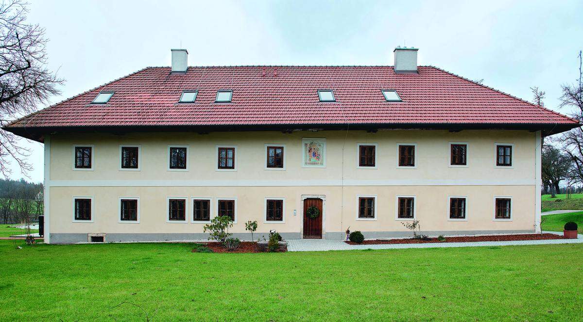 Die wiederhergestellte historische Fassade eines oberösterreichischen Bauernhofs.