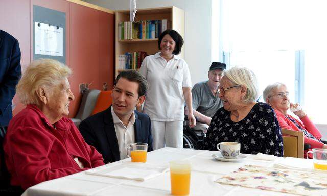 Sebastian Kurz beim Besuch eines Pflegekrankenhauses im Mai 2018.