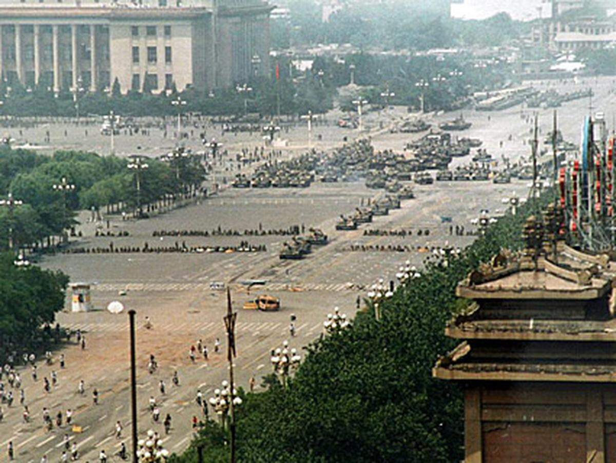 Über Teile Pekings wird das Kriegsrecht verhängt.